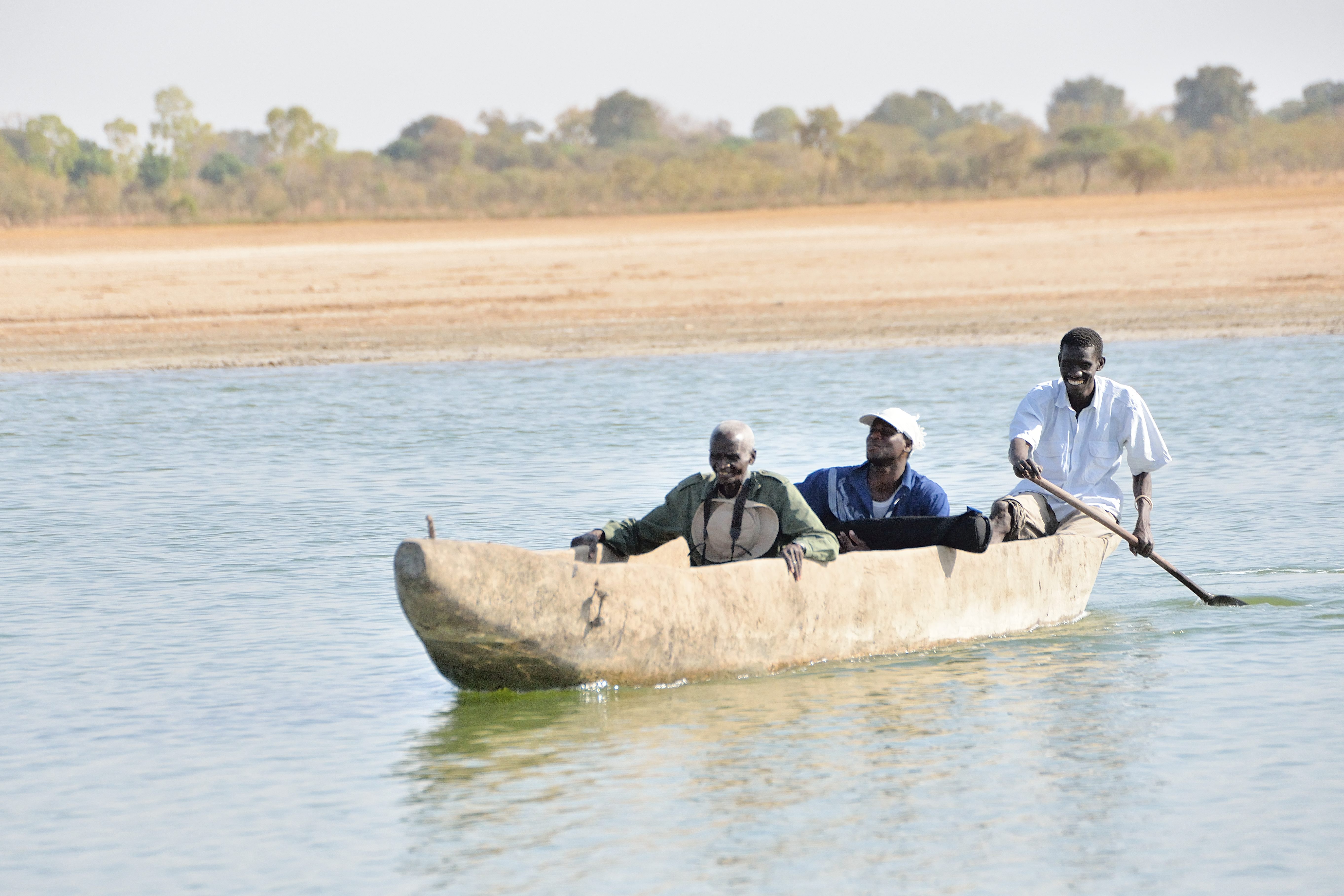 Sonko traverse le marigot de Ndiaffate sur la pirogue de l'Espace Naturel Communautaire.